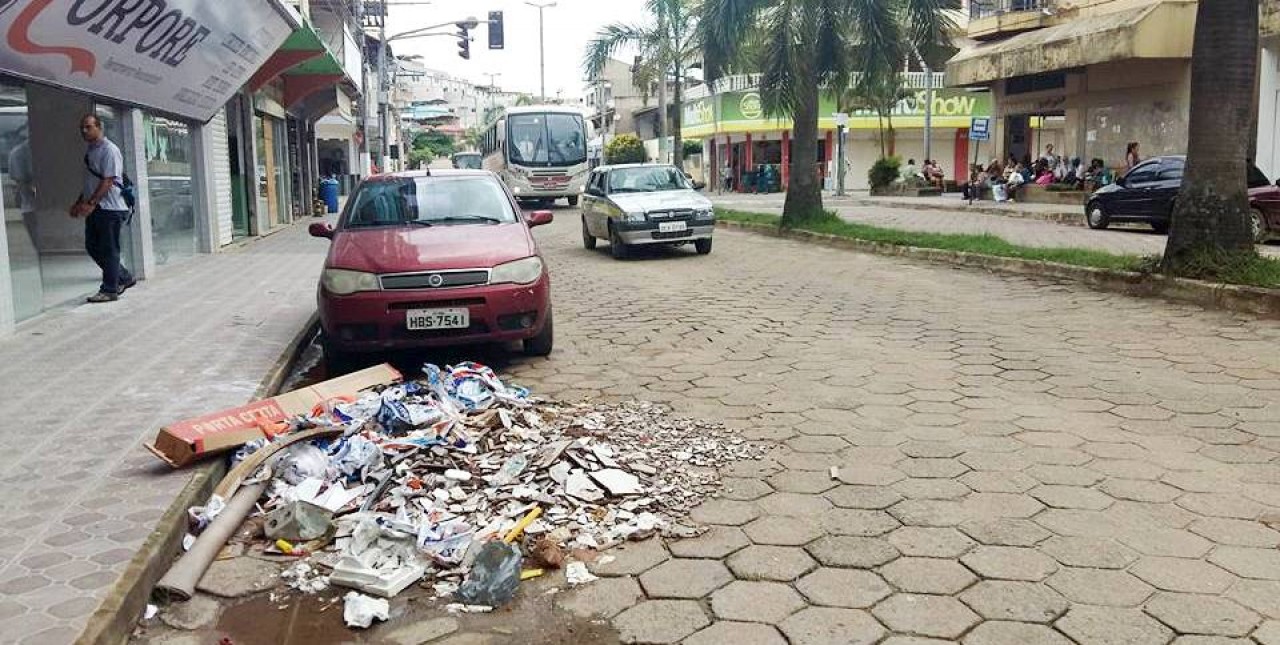 Retirada de entulhos na cidade é tema de discussões