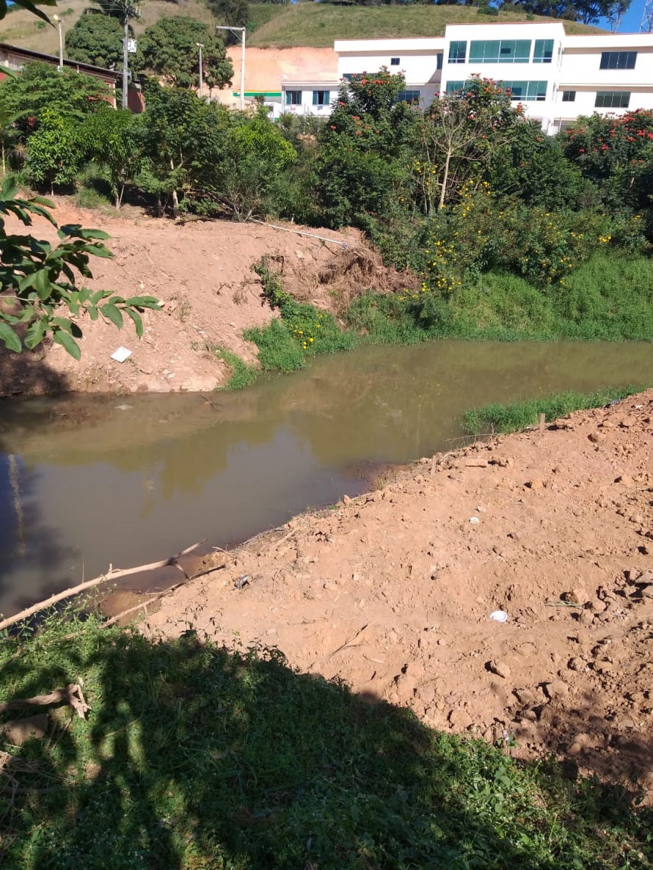 Obra de construção de passarela causa dano nas margens do Rio Pardo