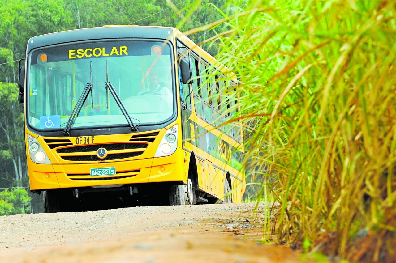 Projeto do Executivo que reduz orçamento da Saúde para custear transporte escolar recebe críticas dos parlamentares
