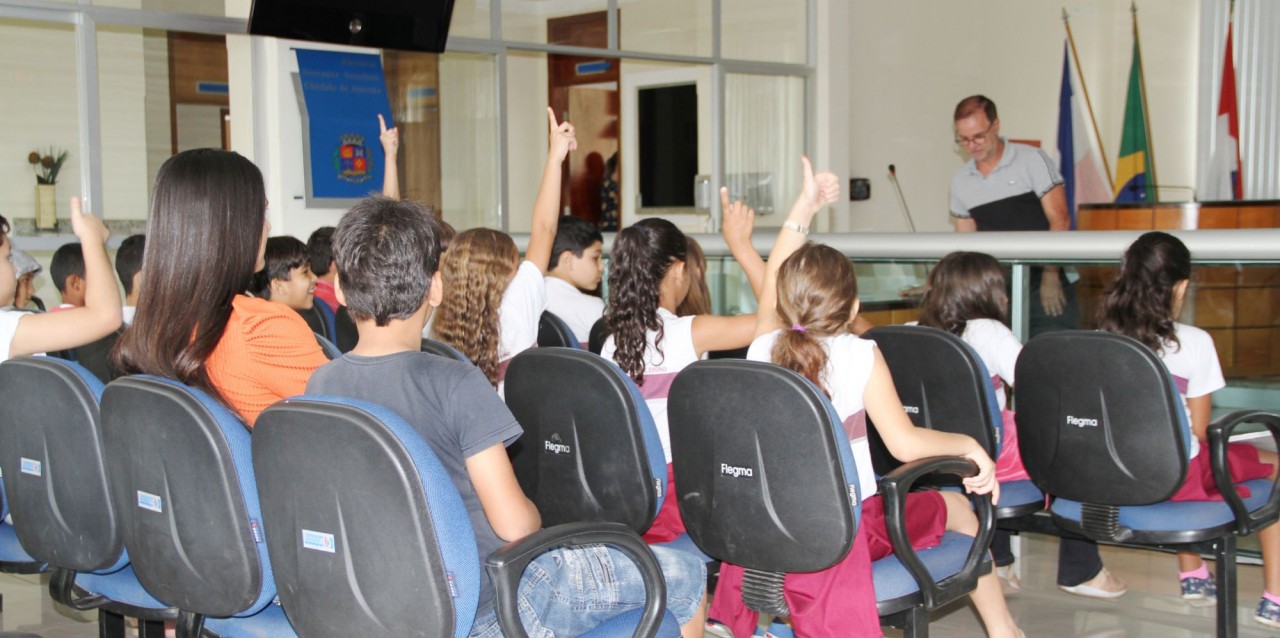 Por dentro do Legislativo: estudantes do Ensino Fundamental em visita à Câmara