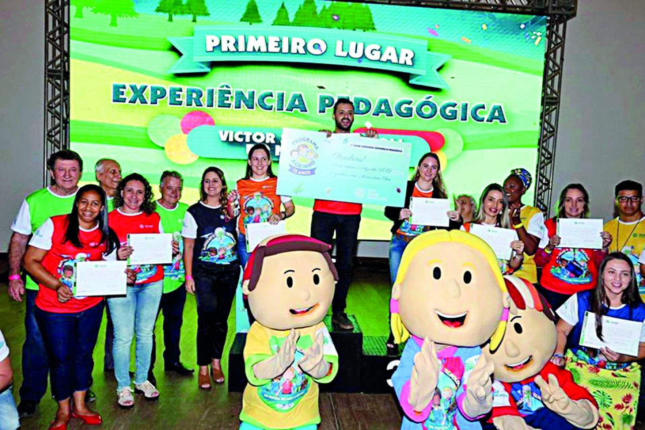 Vereadores parabenizam professor premiado por desenvolver projeto de fossa ecológica