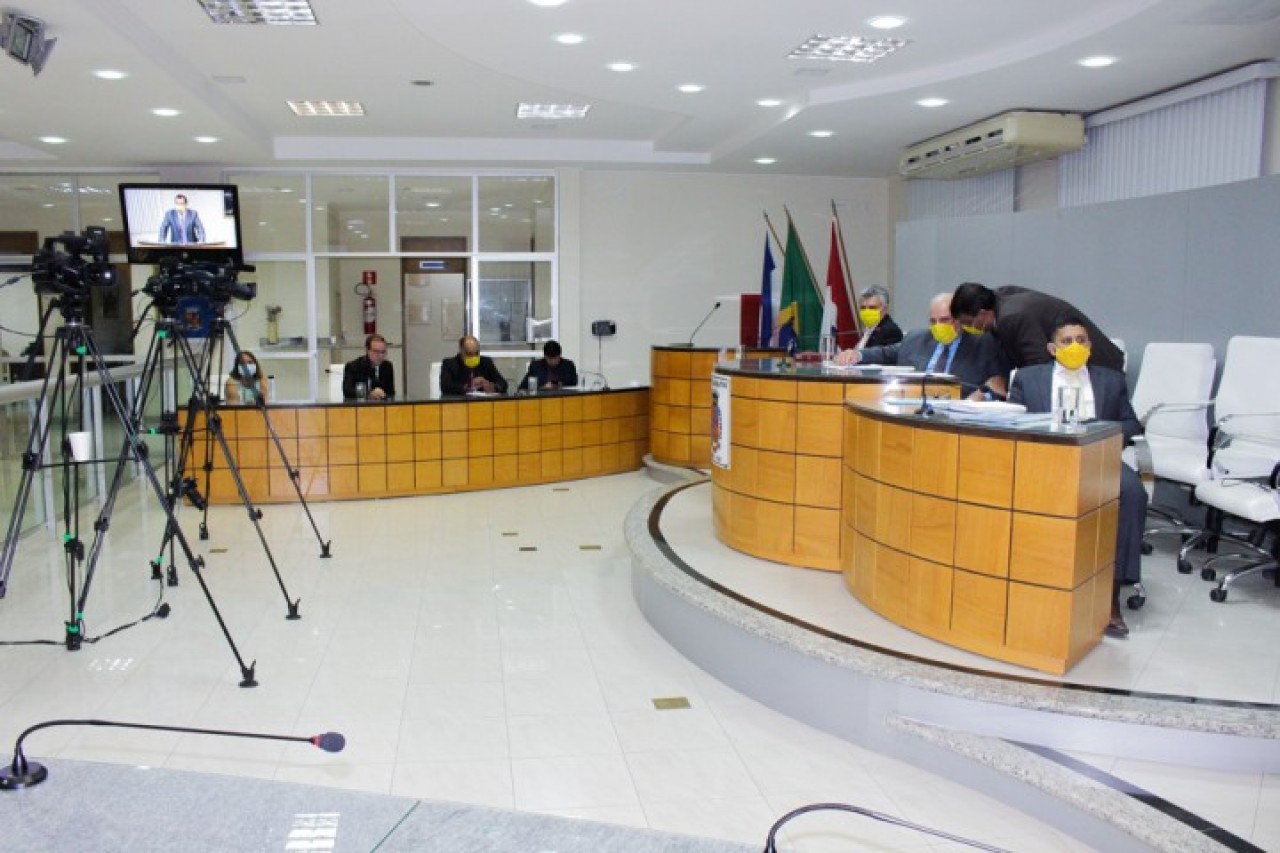 Primeira sessão da Câmara após eleições é tranquila e marcada por agradecimentos