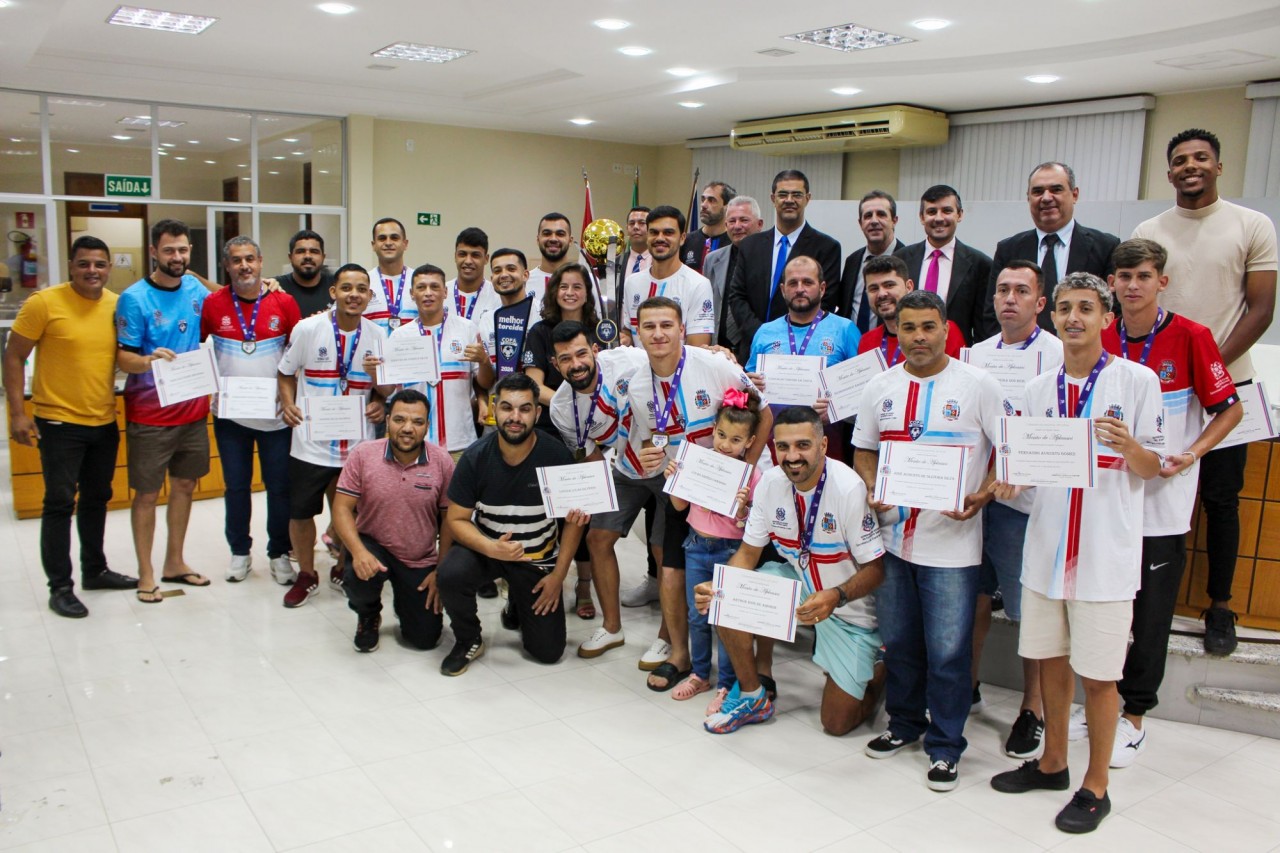 Time iunense campeão da Copa Sesport recebe homenagem na Câmara Municipal