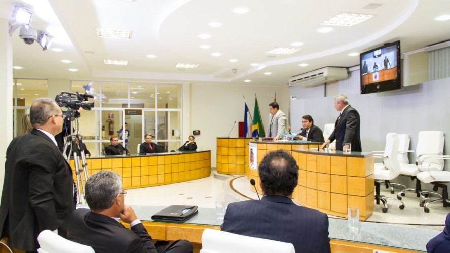 No dia 08 de abril os vereadores discutiram e anularam a sessão do final de dezembro