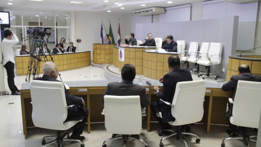 Parlamentares votam em relatório de Comissão Especial