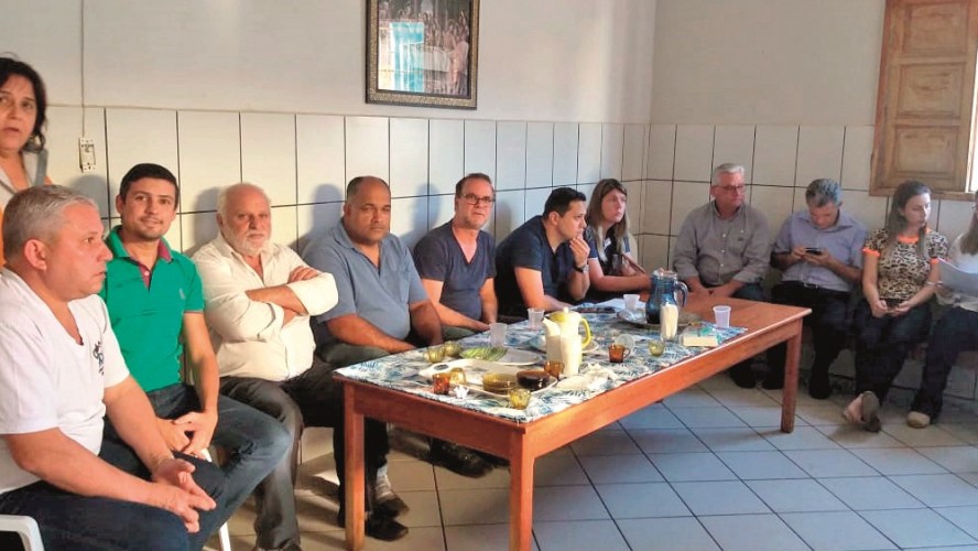 Parlamentares em reunião na Casa de Apoio