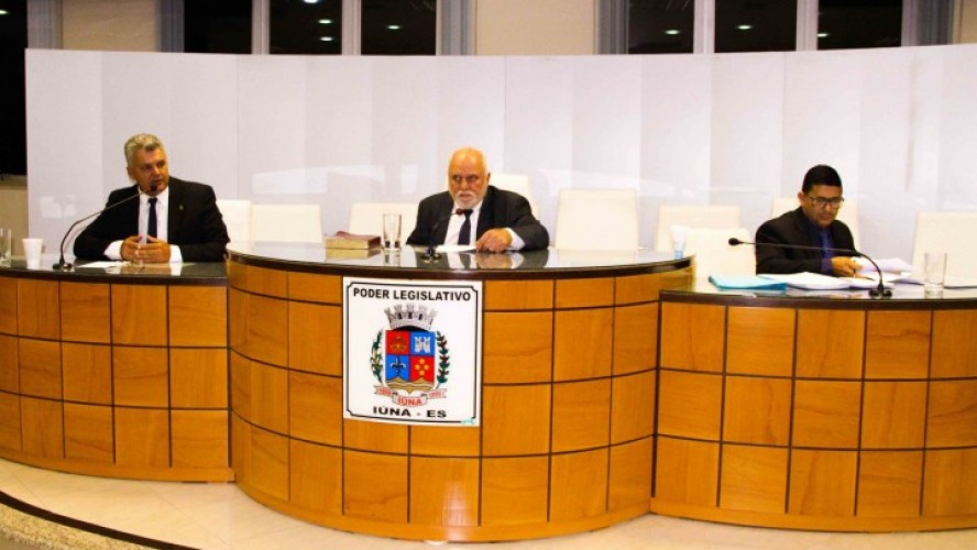 Vereadores durante a leitura do expediente na última sessão