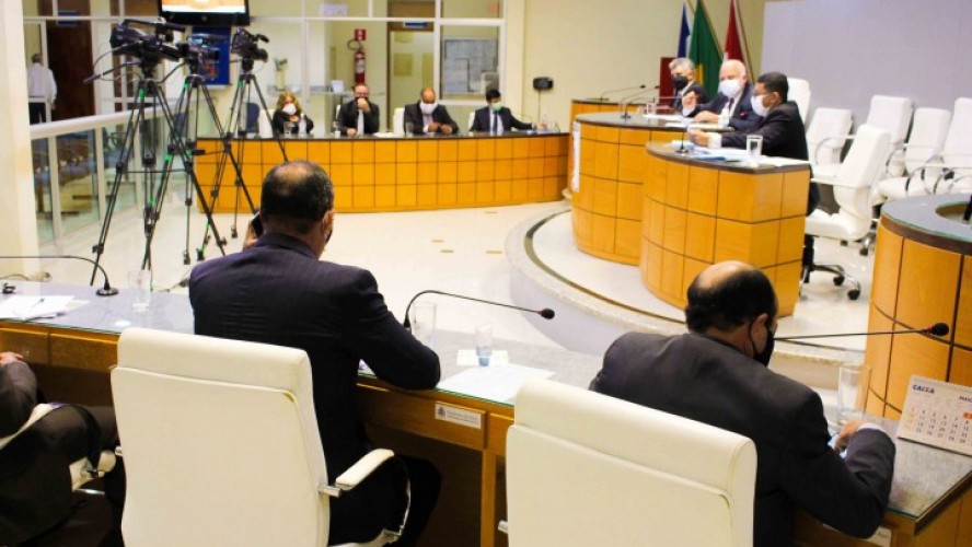 Vereadores durante leitura de requerimentos na Câmara