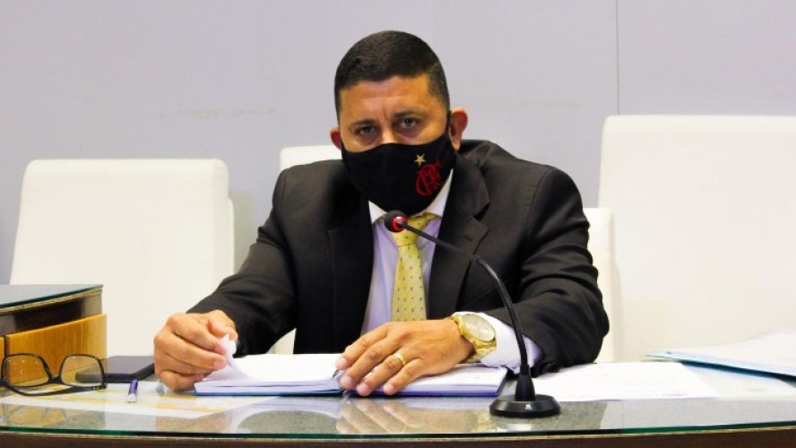 vereador Darlan Barglini durante última sessão 