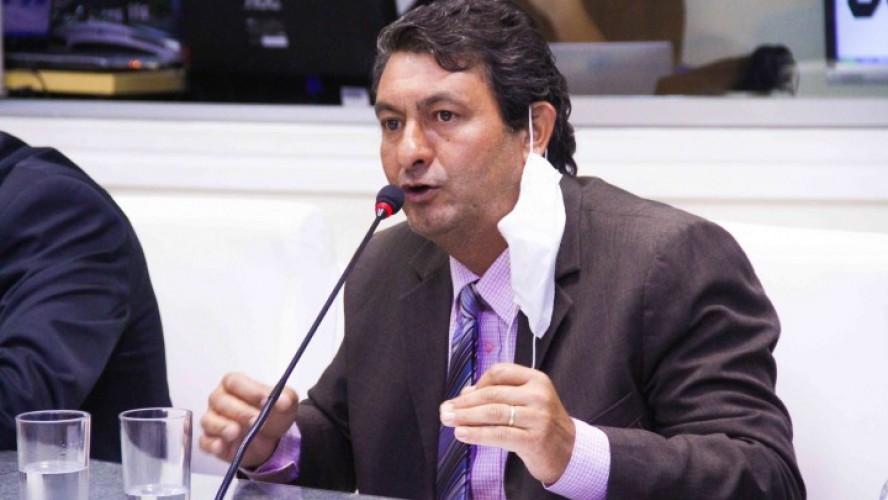 Vereador durante discurso na última reunião da Câmara