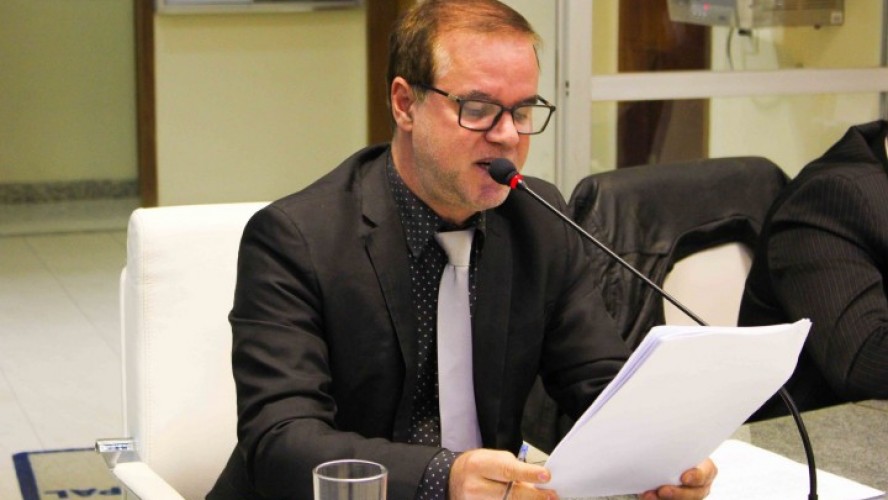 Vereador Rogerio Cezar durante leitura do ofício enviado ao SECTI