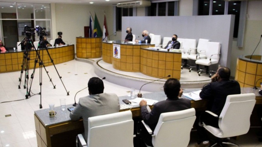Vereadores durante a última sessão ordinária na Câmara de Iúna