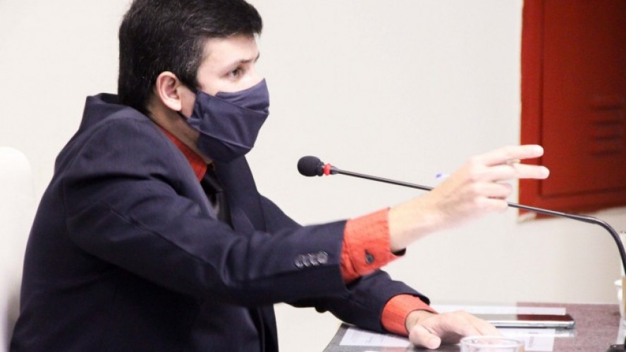 Vereador Emmanuel Garcia durante a última sessão da Câmara
