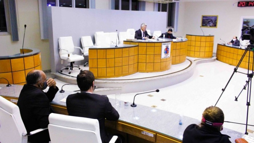 vereador durante sessão da Câmara de Iúna