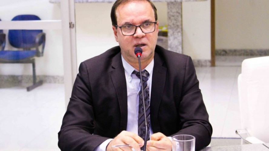 Vereador Rogério Cézar durante discurso na última sessão