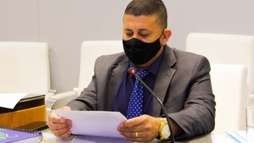 Vereador Darlan Barglini durante discurso na última reunião