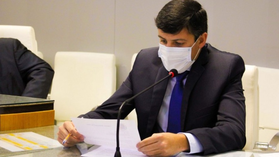 Vereador Emmanuel Garcia durante a última sessão da Câmara