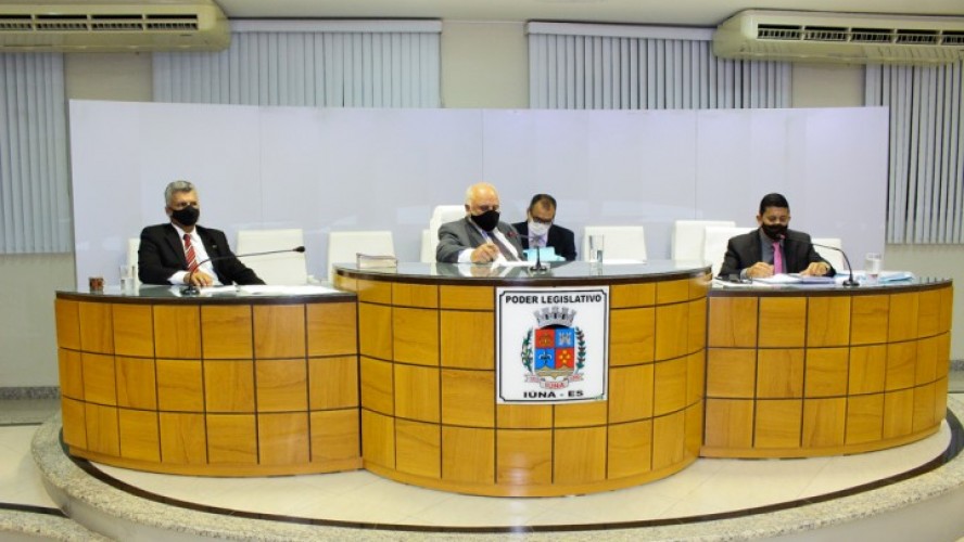 Vereadores durante sessão da Câmara