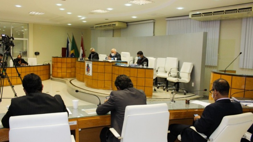 Vereadores durante sessão da Câmara