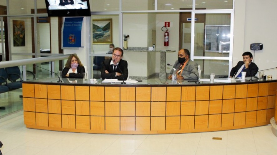 Vereadores durante sessão da Câmara