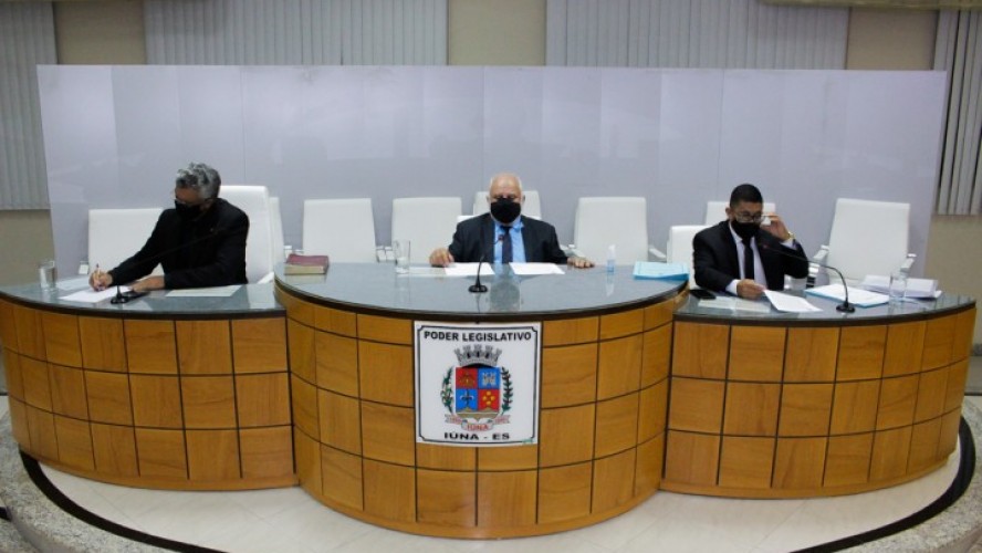 Vereadores durante sessão da Câmara