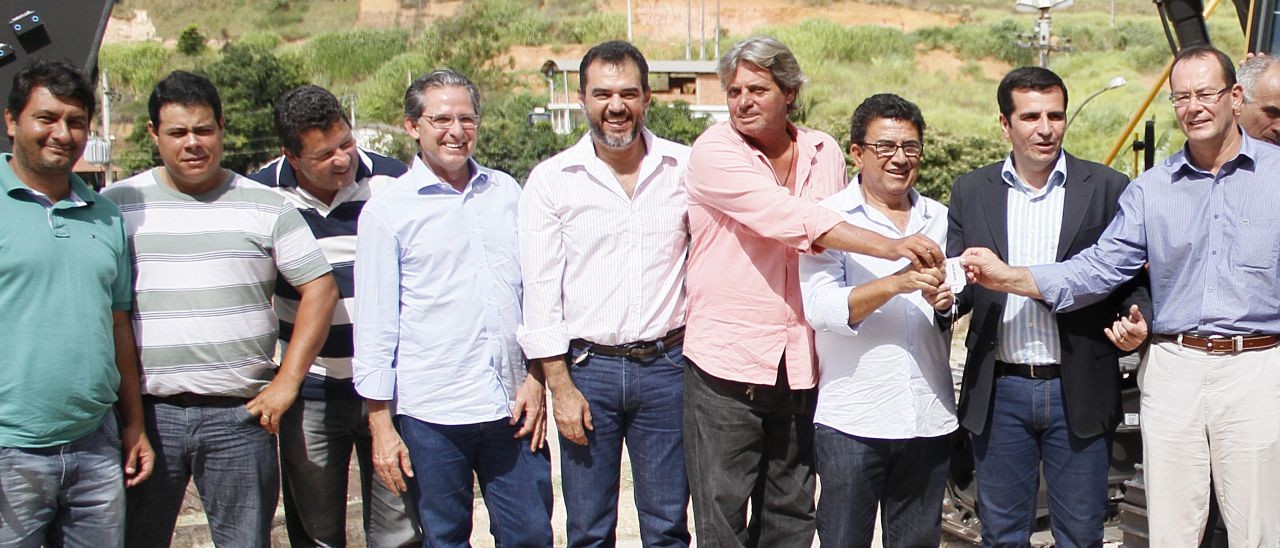 Vereadores acompanham entrega de escavadeira hidráulica ao município Vereadores acompanham entrega de escavadeira hidráulica ao município