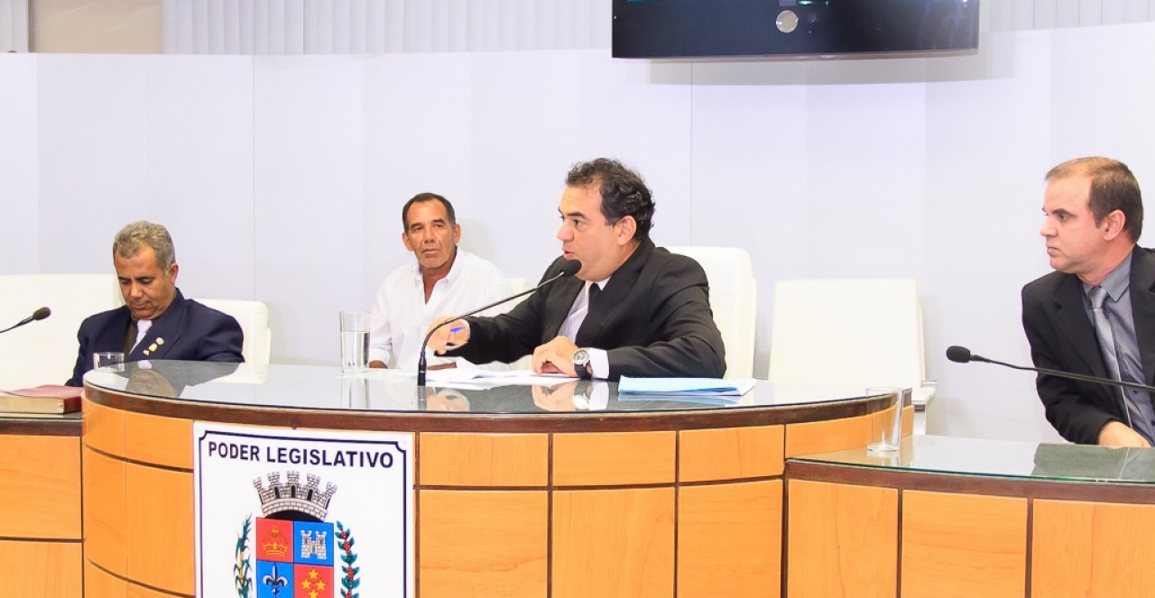 Câmara analisa projeto que cria secretaria e cargos comissionados Câmara analisa projeto que cria secretaria e cargos comissionados