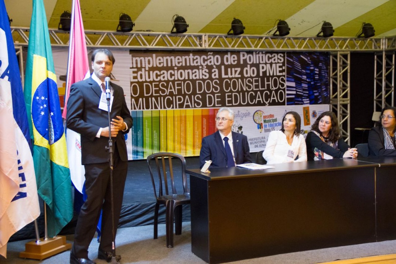 Evento discute políticas educacionais Evento discute políticas educacionais