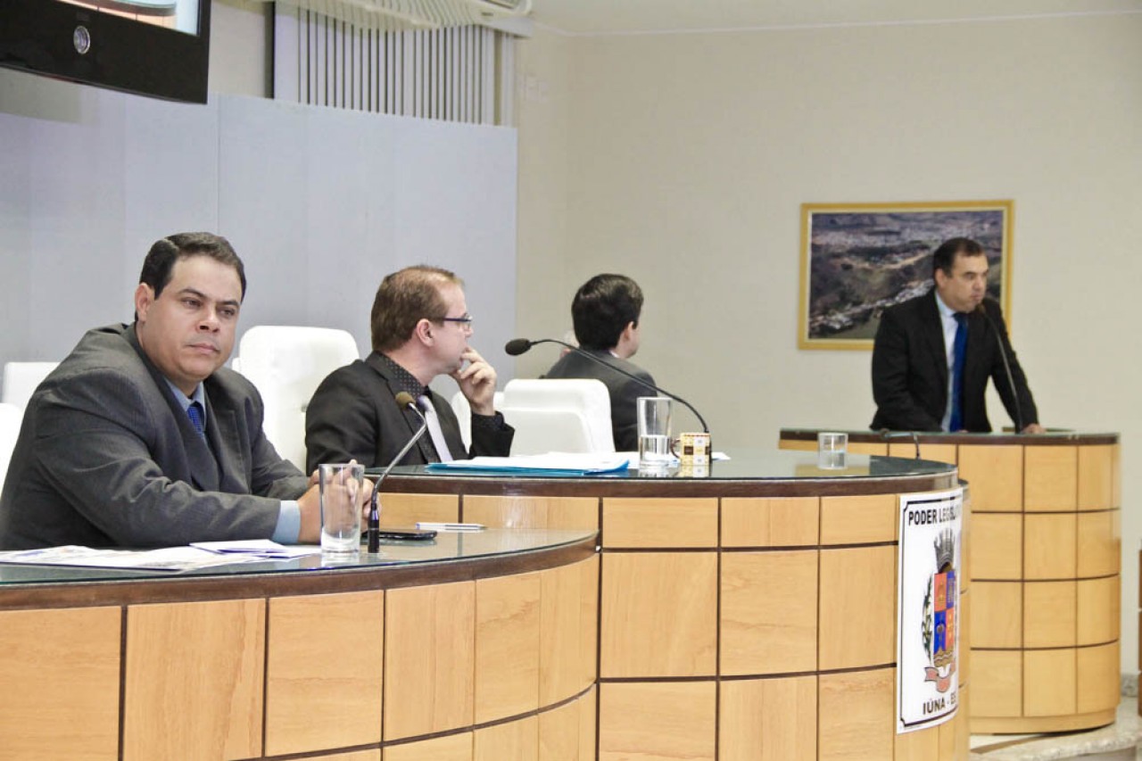 Animais soltos nas ruas preocupam parlamentares Animais soltos nas ruas preocupam parlamentares