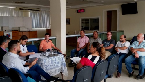 Em reunião, vereadores e secretaria de Educação analisam situação sobre a retomada do serviço de transporte escolar Em reunião, vereadores e secretaria de Educação analisam situação sobre a retomada do serviço de transporte escolar