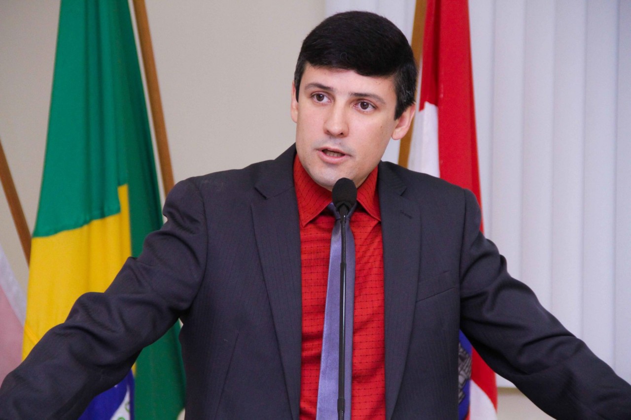 Poste segue pendurado por fios por mais de uma semana no bairro Nossa Senhora da Penha Poste segue pendurado por fios por mais de uma semana no bairro Nossa Senhora da Penha