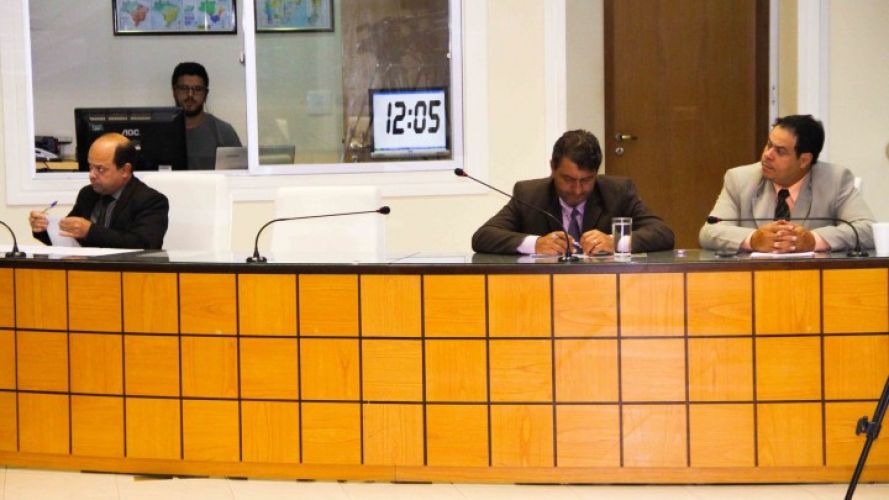 Vereadores durante votação dos projetos na última sessão Vereadores durante votação dos projetos na última sessão