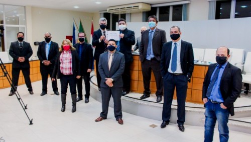 Moção de Aplausos: Câmara de Vereadores presta homenagem ao colaborador Alcino Júnior Moção de Aplausos: Câmara de Vereadores presta homenagem ao colaborador Alcino Júnior
