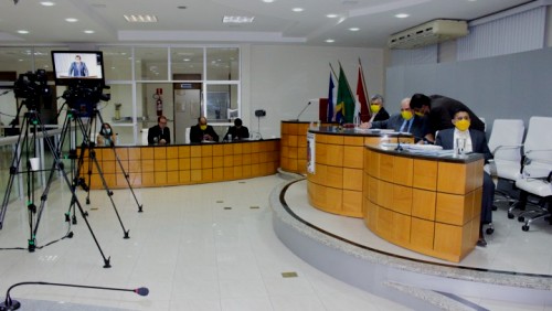 Primeira sessão da Câmara após eleições é tranquila e marcada por agradecimentos Primeira sessão da Câmara após eleições é tranquila e marcada por agradecimentos