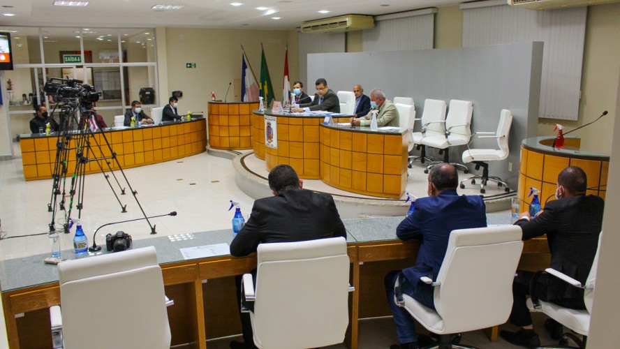 Dep. Federal Gilson Daniel e vereadores na Santa Casa de Iúna Dep. Federal Gilson Daniel e vereadores na Santa Casa de Iúna