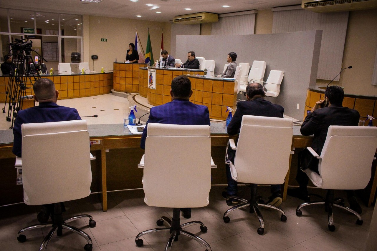 Câmara realiza 9ª Sessão Ordinária e homenageia servidor público Câmara realiza 9ª Sessão Ordinária e homenageia servidor público