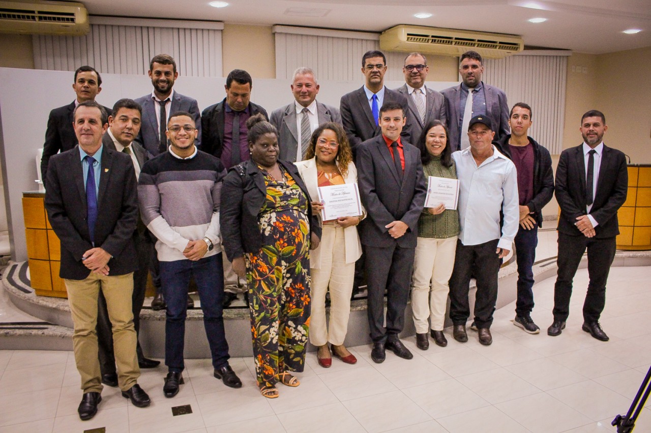 Câmara homenageia professoras pelos serviços prestados à edução e área social Câmara homenageia professoras pelos serviços prestados à edução e área social