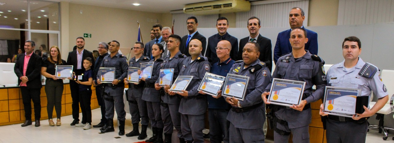 Civis e Militares recebem homenagem na Câmara Municipal Civis e Militares recebem homenagem na Câmara Municipal