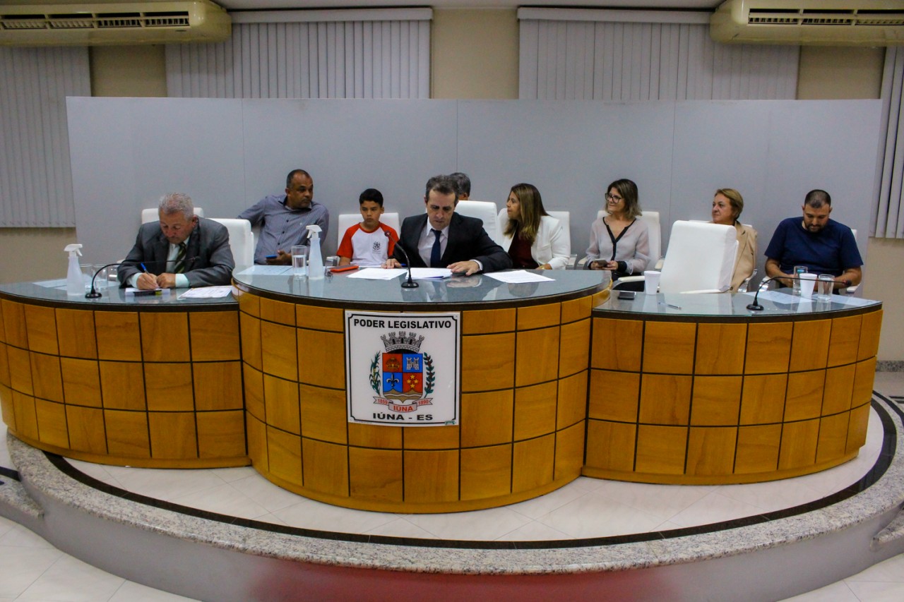 Sessão Solene celebra o Dia do Professor e Dia do Servidor Público com homenagens Sessão Solene celebra o Dia do Professor e Dia do Servidor Público com homenagens
